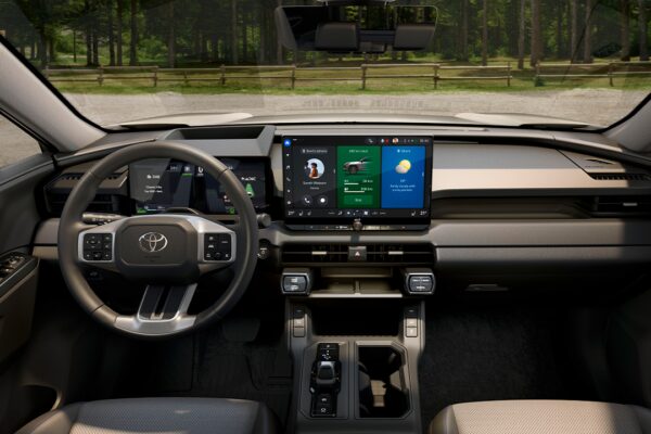 Untitled-3_0003_RAV4_003a_PHEV_26_WEB-600x400